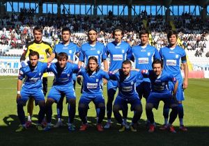 B.B. gözünü kupaya dikti